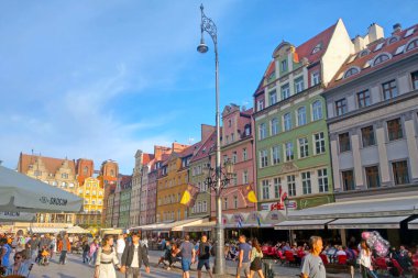 Wroclaw, Polonya, 15 Haziran 2022: Turistler Wroclaw sokaklarında yürüyor. Turist kasabası. Bir sürü lezzetli yemek.