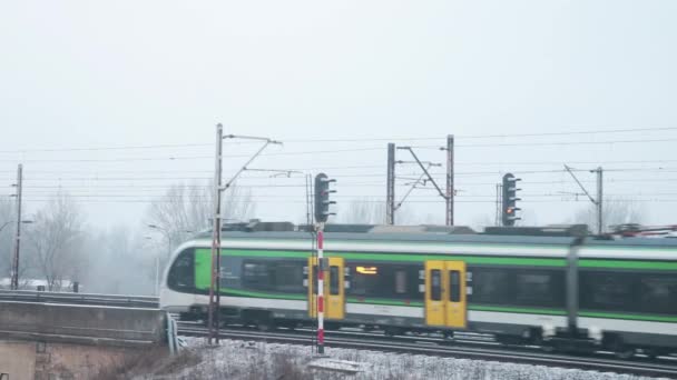 2021年12月15日 波兰华沙 一列现代化舒适的火车在多云的冬季通过铁路 — 图库视频影像