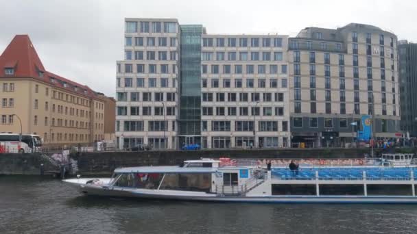Берлін Німеччина Жовтня 2022 Туристичний Корабель Пливе Вздовж Річки Спрі — стокове відео