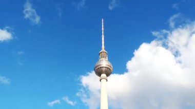 Berlin, Almanya, 2 Ekim 2022 Berlin TV kulesi. Televizyon kulesi ve şehir merkezi manzarası, Berlin mitte, Fernsehturm