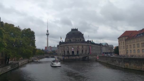 Berlín Alemania Octubre 2022 Día Nublado Otoño Barco Turístico Navega — Vídeos de Stock