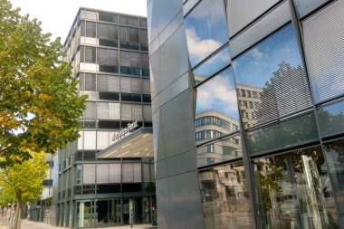 Berlin, Almanya, 1 Ekim 2022: Mercedes-Benz Perakende Merkezi Berlin