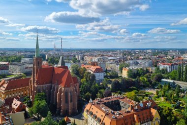 Wroclaw, Polonya, 15 Haziran 2022: Wroclaw şehrinin insansız hava aracı görüntüsü