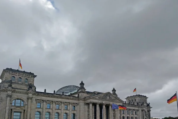 ベルリン ドイツ 2022年10月1日 ブンデスタグの建物とドイツの国旗を表示します 薄曇りの朝 — ストック写真