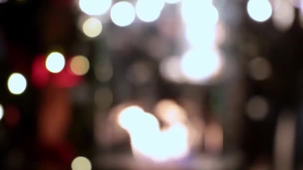 Εκτός Εστίασης Θολό Φόντο Φωτεινά Φώτα Της Νυχτερινής Πόλης Χριστουγεννιάτικα — Αρχείο Βίντεο
