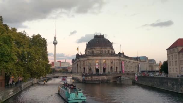 2022年10月2日 德国柏林 一艘旅游船在斯普雷河上漂流 日落时的柏林美景 — 图库视频影像
