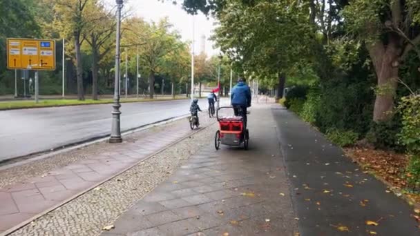 Berlín Alemania Octubre 2022 Paseos Familia Por Carril Bici Vacaciones — Vídeo de stock