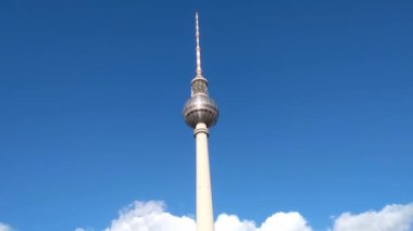 Berlin, Almanya, 2 Ekim 2022 Berlin 'deki ünlü televizyon kulesi. Şehir tepeden görünüyor, Berlin 'in manzarası.