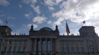 Berlin, Almanya, 2 Ekim 2022 Berlin 'deki Reichstag binası bulutlu bir günde