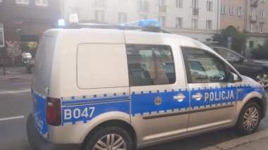 Wroclaw, Polonya, 14 Mart 2021: polis arabası yanıp sönüyor. Kolluk kuvvetlerini çağırın.