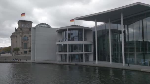 Βερολίνο Γερμανία Οκτωβρίου 2022 Συννεφιασμένη Φθινοπωρινή Μέρα Άποψη Του Ποταμού — Αρχείο Βίντεο