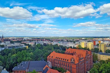 Wroclaw, Polonya, 15 Mayıs 2022: Şehir manzarası ve beyaz bulutlu güzel mavi gökyüzü