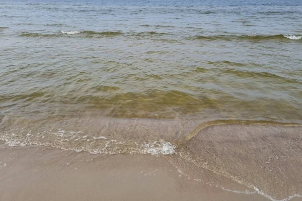看着在沙滩上翻滚的蓝色波浪 — 图库照片