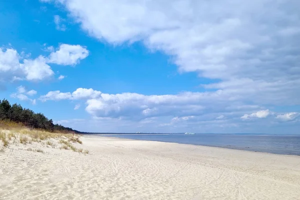 晴れた日の空の砂浜 — ストック写真