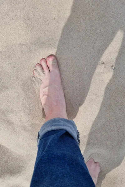 Vista Homem Descansando Areia Praia Perto Mar Oceano Praia Quente — Fotografia de Stock