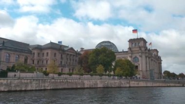 Berlin, Almanya, 1 Ekim 2022 Berlin 'deki Reichstag binası bulutlu bir günde