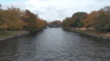 Berlin 'de bir sonbahar günü Spree nehrinin manzarası
