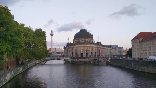 2022年10月1日 德国柏林 日落期间柏林的建筑和电视塔美景 一艘旅游船在河上航行 在柏林的水上观光 — 图库视频影像