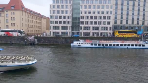 ベルリン ドイツ 2022年10月1日 ベルリンのシュプレー川の観光船の動き — ストック動画