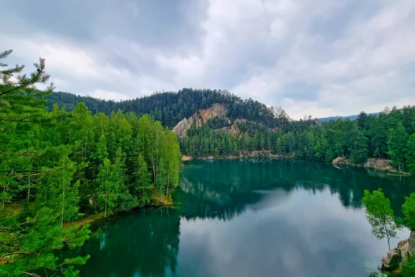 森の中にターコイズブルーの水で美しい山の湖 — ストック写真
