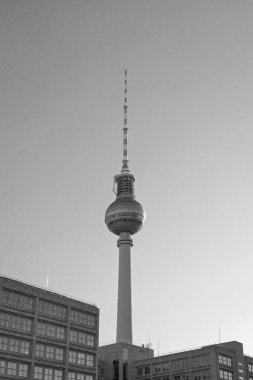 Berlin, Almanya, 1 Ekim 2022: siyah beyaz fotoğraf. Berlin 'deki TV kulesi