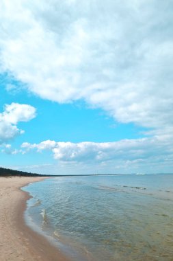 Güneşli bir günde güzel bir deniz manzarası