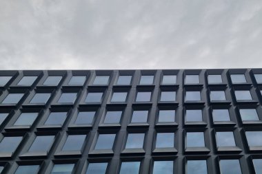 Karanlık gökyüzüne karşı modern bir ofis.