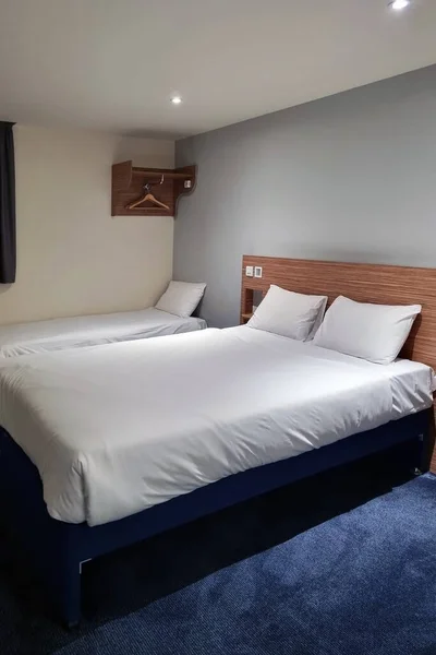 大きく快適なベッド付きのベッドルーム ホームインテリア — ストック写真