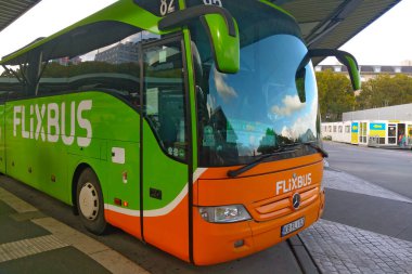 Berlin, Almanya, 1 Ekim 2022: Modern ve rahat otobüs Flixbus. Flixbus, Avrupa genelinde uzun mesafeli yolcu taşımacılığı sağlayan bir taşımacılık şirketidir.