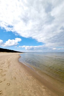 Dikey fotoğraf. Bir yaz günü deniz manzarası. Denizde dinlen.
