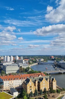 Wroclaw, Polonya, 15 Haziran 2022: Wroclaw şehrinin yüksekliğinden görüntü