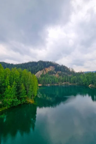 焦点を当てずに背景がぼやけている 森の中の山の湖の高さからの眺め — ストック写真