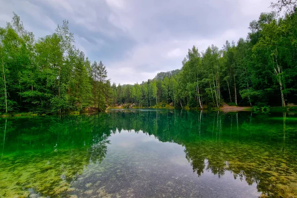Живописная Бирюзовая Вода Горном Озере Лесу — стоковое фото