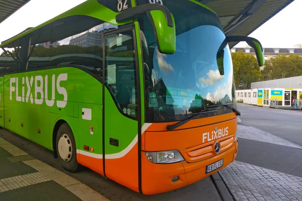 ベルリン ドイツ 2022年10月1日 現代的で快適なバスFlixbus Flixbusは ヨーロッパ中の長距離旅客バス輸送を提供する運送会社です ストック写真