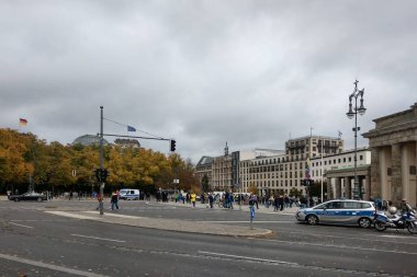 Berlin, Almanya, 1 Ekim 2022: Berlin 'de bulutlu bir günde mimarinin görüntüsü. Bundestag binası ve Brandenburg Kapısı
