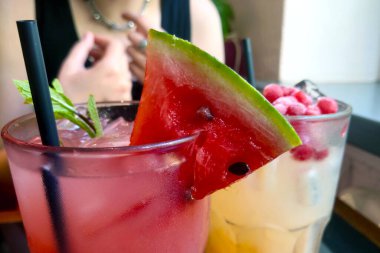 Sıcak bir yaz gününde soğuk kokteyl