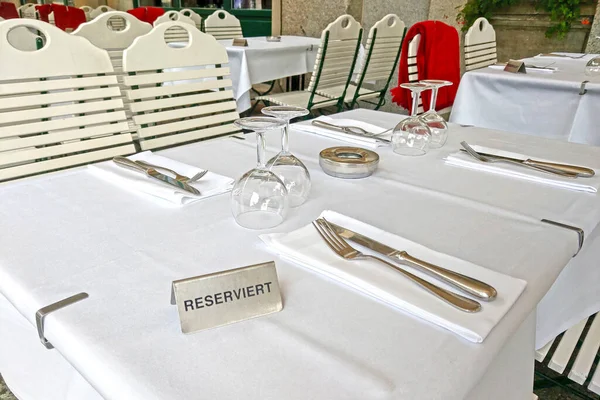 Empty Table Restaurant Reservation Sign — Stock Photo, Image