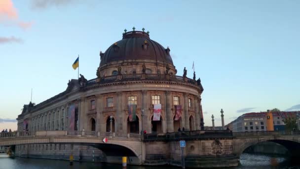 ベルリン ドイツ 2022年10月1日 日没時にベルリンのボード博物館の眺め ウクライナの国旗が建物の上を飛んでいる 抗争戦争を抗議し ウクライナを支援 — ストック動画