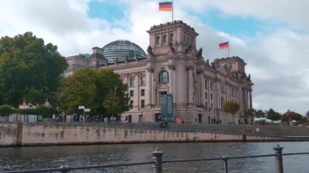 2022年10月1日 德国柏林 帝国大厦视图 德国国旗在建筑物上迎风飘扬 — 图库视频影像