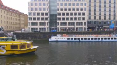 Berlin, Almanya, 1 Ekim 2022: Turist gemisi Spree nehri boyunca yelken açıyor. Berlin 'i tekneyle gezmek.