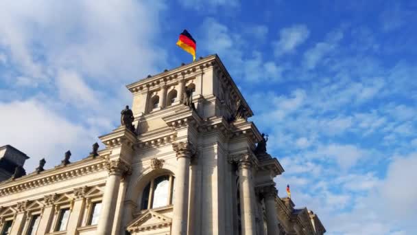 2022年10月1日 德国柏林 德国国旗在柏林的帝国大厦上飘扬 德国联邦议院在柏林市中心的国会大厦举行会议 — 图库视频影像