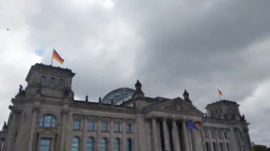 Berlin, Almanya, 1 Ekim 2022: Alman bayrağı Reichstag binasında dalgalanıyor
