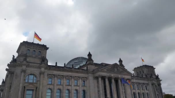 Берлин Германия Октября 2022 Года Германский Флаг Развевается Здании Рейхстага — стоковое видео