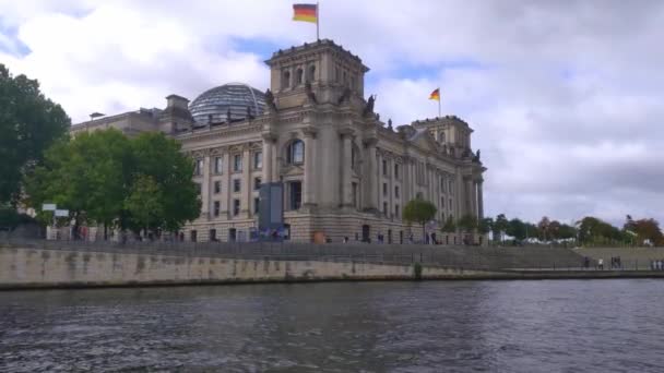 Βερολίνο Γερμανία Οκτωβρίου 2022 Κτίριο Bundestag Στο Βερολίνο Μια Συννεφιασμένη — Αρχείο Βίντεο
