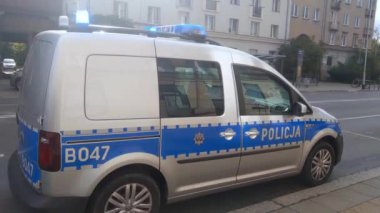 Wroclaw, Polonya, 14 Mart 2021: Polis arabasında yanıp sönen ışıklar