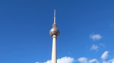 Berlin, Almanya, 1 Ekim 2022: Mavi gökyüzüne karşı ünlü Berlin TV Kulesi