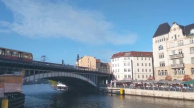 Berlin, Almanya, 2 Ekim 2022: Berlin 'de Spree nehrinin üzerinden bir tren geçer. Şehir ulaşımı, metro