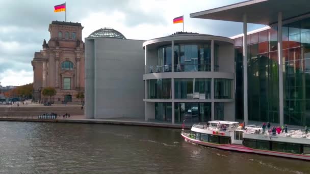 Berlin Almanya Ekim 2022 Reichstag Yakınlarında Turist Botu Yüzüyor Nehir — Stok video