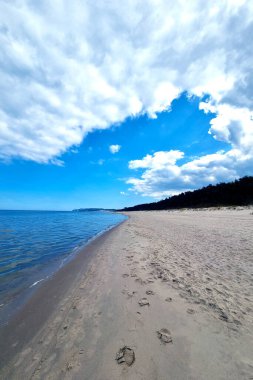 Deniz kenarındaki resimli kumsal manzarası