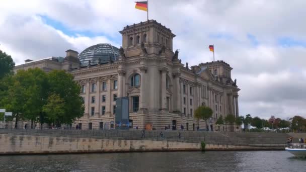 Берлин Германия Октября 2022 Года Фоне Здания Рейхстага Берлине Плавает — стоковое видео